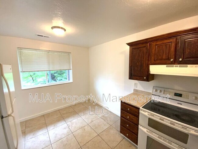 Building Photo - 2523 S Lakecrest Dr