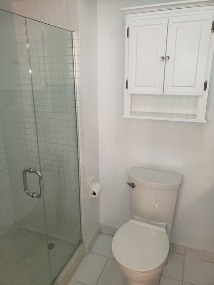Master bathroom - 500 W Harbor Dr