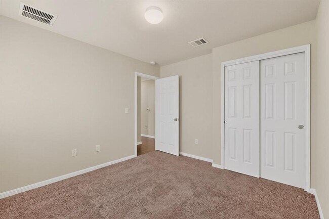 Building Photo - 18401 Friendship Hill Dr