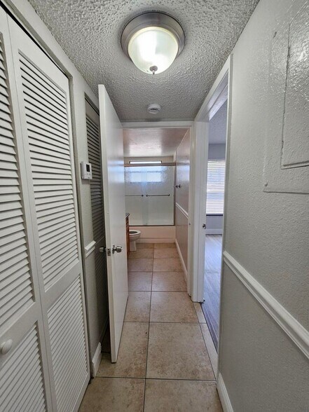 Building Photo - 1453 Lake Crystal Dr