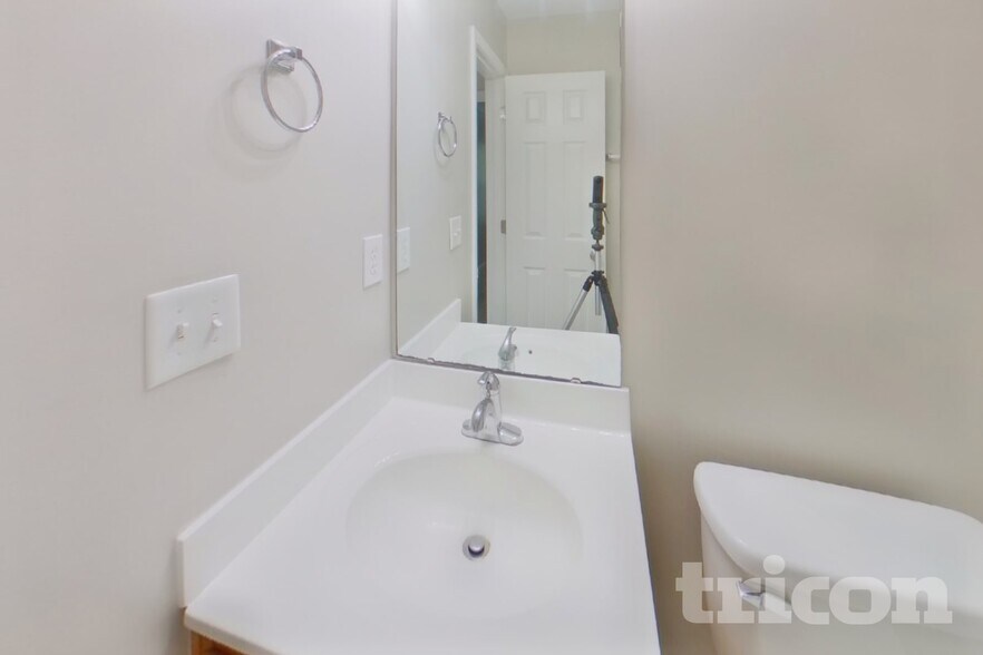Building Photo - 562 Chisolm Way