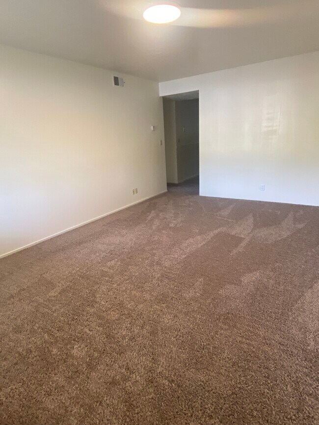 Building Photo - 372 W 200 N