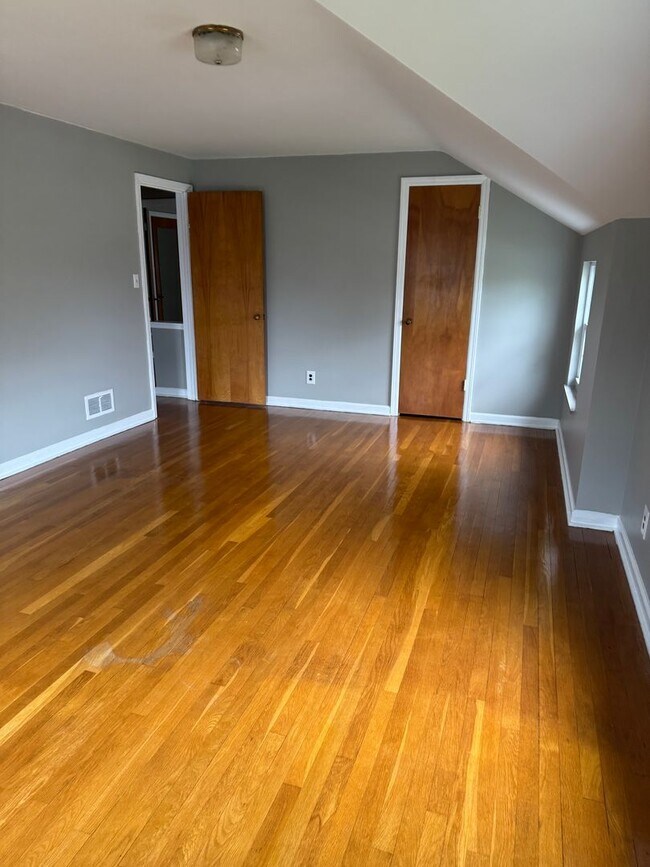 Building Photo - 3 Bedroom 1.5 bathroom Single Family Home, Upper Arlington Schools