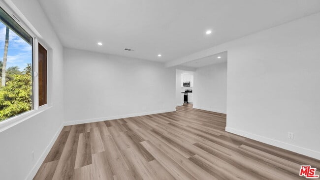 Primary Photo - 126 S Manhattan Pl