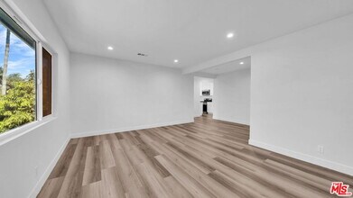 Building Photo - 126 S Manhattan Pl
