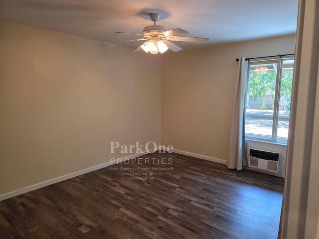 Building Photo - Super cool 2 bedroom condo with great loca...