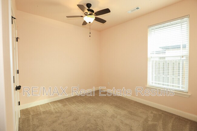 Building Photo - 2202 SW Tupelo Ave