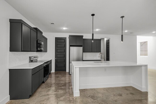 Building Photo - MOVE IN SPECIALS