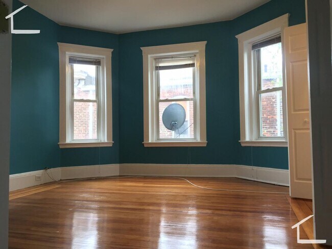 Building Photo - Great 2nd floor 3 bedroom unit, in heart of Brighton