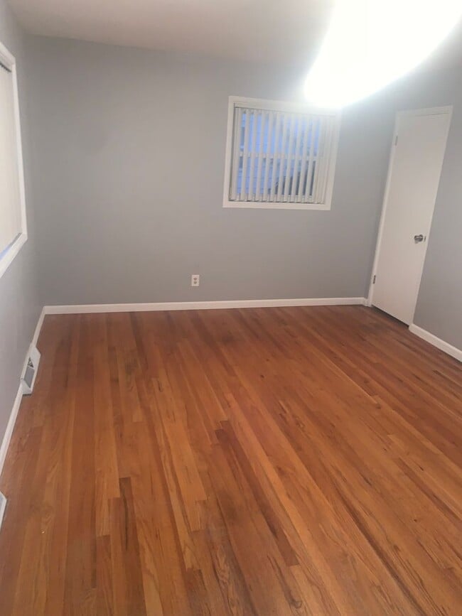 Building Photo - Beautiful 3 bed 1 bath home.  Wait till yo...