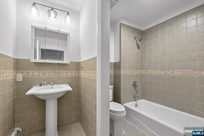 Building Photo - 122 Helen Ct