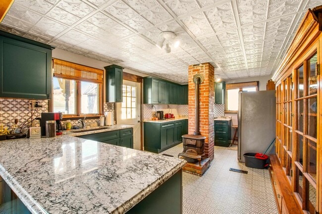 Building Photo - 19 Pine St