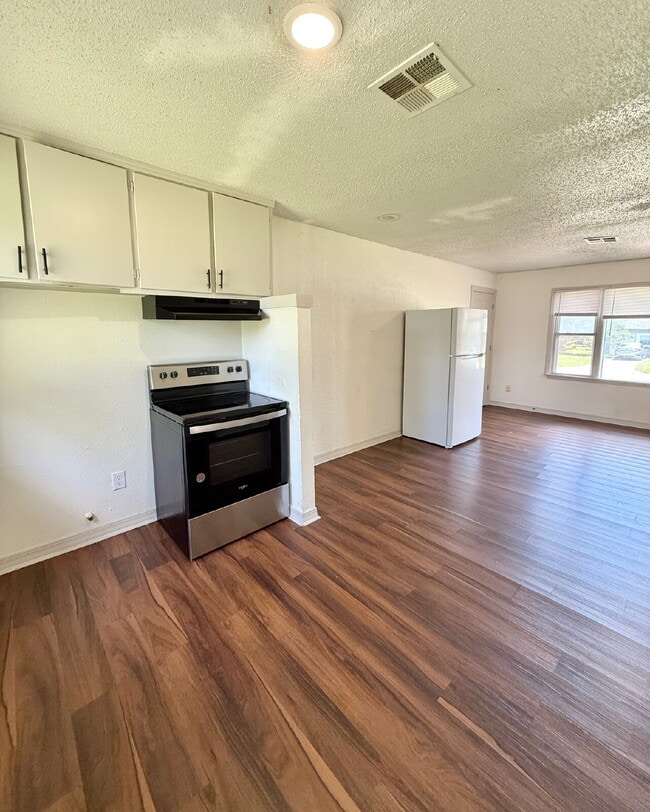 Building Photo - Bright & Spacious 3BR with Large Yard – Gr...