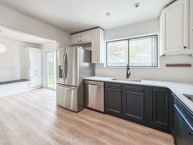 Building Photo - COME MEET YOUR NEW HOME IN KINGS GRANT!