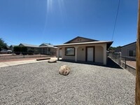 Building Photo - 3 Bedroom 2 Bathroom Home