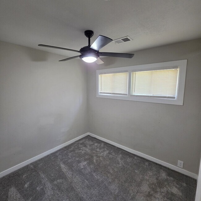 Building Photo - Beautiful 4 bedrooms and 2 full baths home located on E 113th St in Kansas City, MO