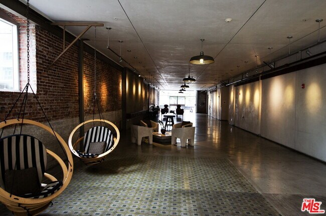 Building Photo - 527 Molino St