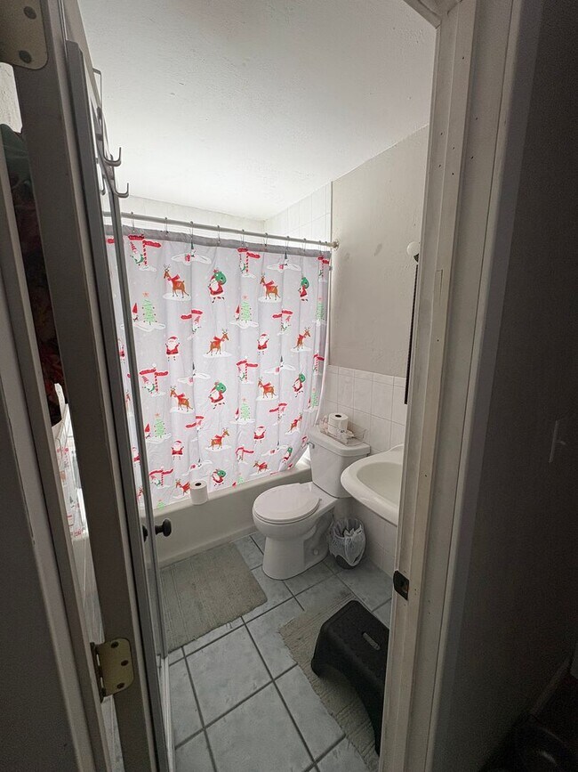 Building Photo - 3 Bed 1 Bath Updated Single Family home