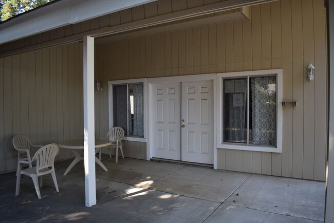 Building Photo - Freshly updated condo unit with a communit...