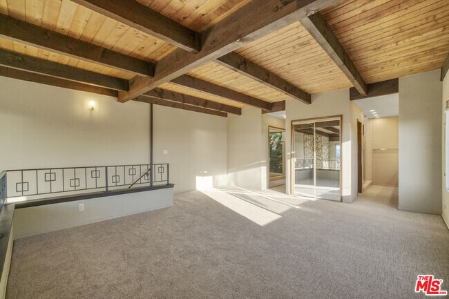 Building Photo - 364 Pershing Dr