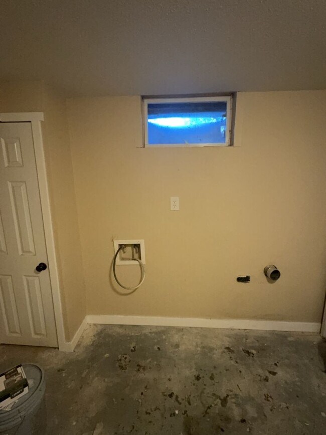 Building Photo - Beautifully Updated 3 Bedroom 2 Bath Home ...