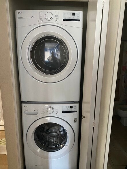 new full size washer / dryer - 1950 Camino De La Reina