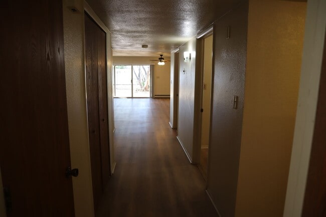 Building Photo - Livable, Lovable, & Avaiable!