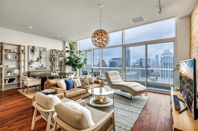 Building Photo - 555 E 5th St