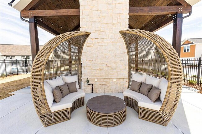 Building Photo - 622 Shallowford Rd