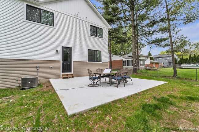 Building Photo - 5264 Cooley Lake Rd