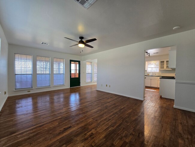 Building Photo - Remodeled 3 bed 2 bath home in Asher!