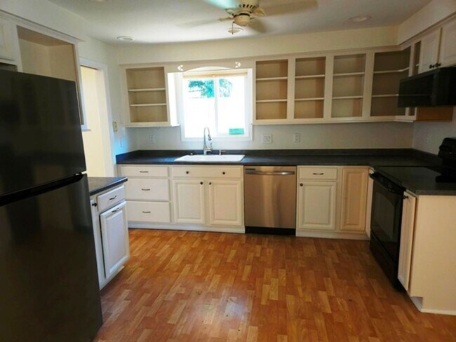 Building Photo - 3Bd/2Ba Single Story Home-Available soon!