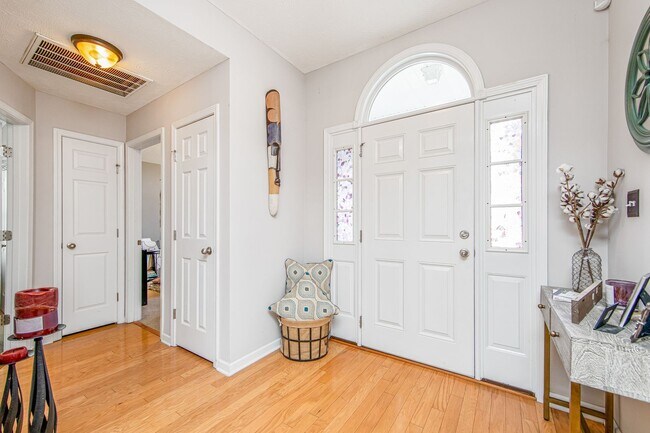 Building Photo - Good size home East of Raeford