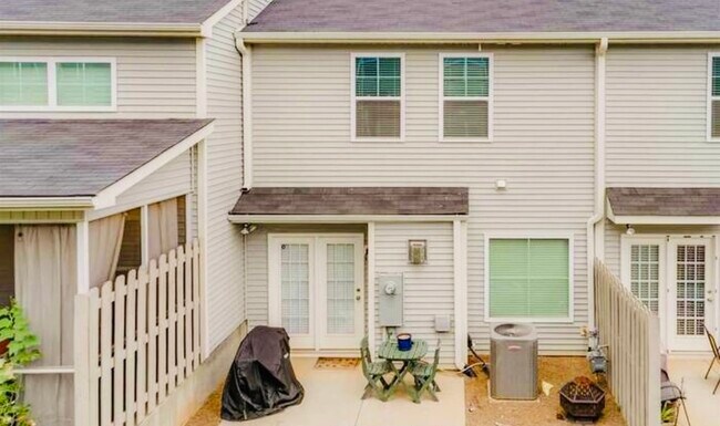 Building Photo - 731 Elmbrook Dr