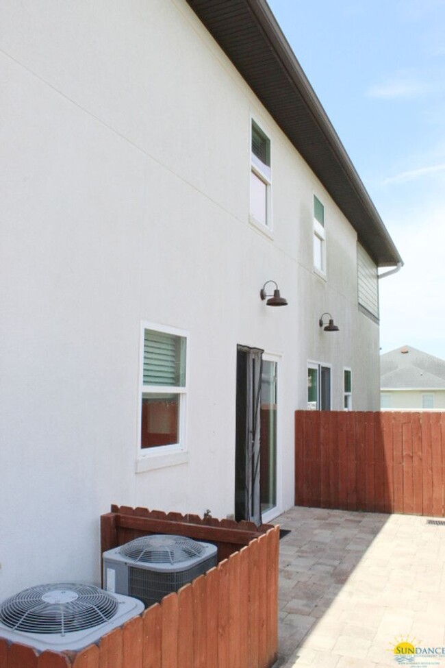 Building Photo - Destin Oaks Townhouse with Community Pool!
