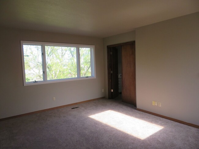 Building Photo - Huge Tri-Level Duplex