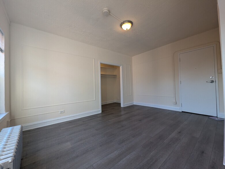 Building Photo - 5425 N Kenmore Ave