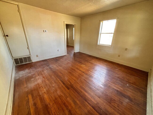 Building Photo - 2-Bedroom, 1-Bathroom Duplex with central heat and air