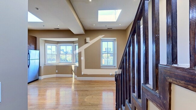 Building Photo - TOP FLOOR 2 BED 2 FLOORS + Private Rooftop Deck!!! Available 9/1/26