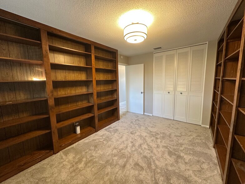 Building Photo - 6524 Voltaire Dr