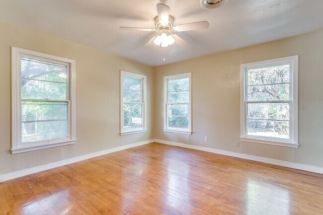 Building Photo - Ready for New Tenants- 2 bedroom 1 bath with an Additional Flex Room  Minutes from TCU- 76109