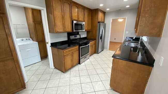 Building Photo - Large 3 bed 2 bath on 62nd!