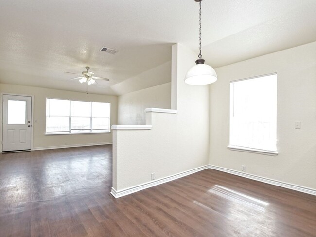 Building Photo - Beautiful 4 Bedroom / 2 Bath Home in Eagle...