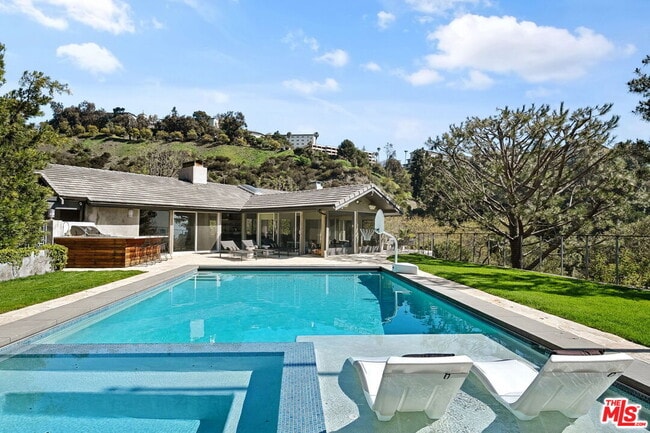 Building Photo - 1255 N Bundy Dr