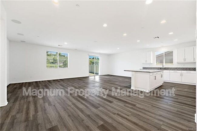 Building Photo - 21122 Saratoga Dr