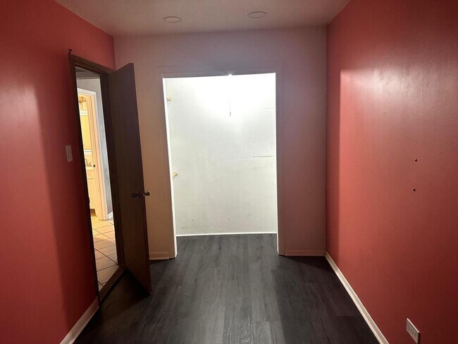 Building Photo - 10622 Parkside Ave