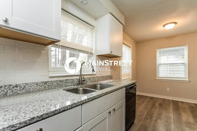 Building Photo - 5 Bedroom Pet-Friendly Home in Columbus, OH with Main Street Renewal
