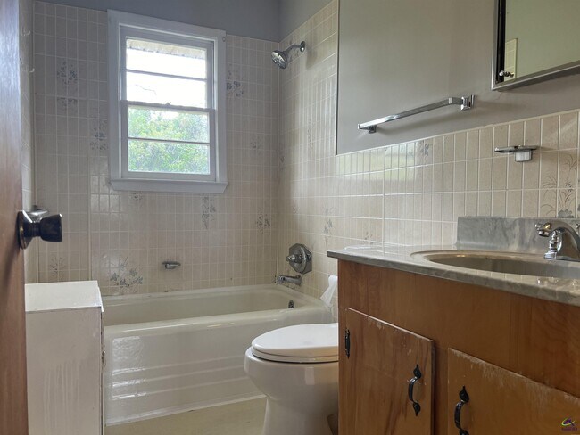 Building Photo - 482 Lake Joy Rd