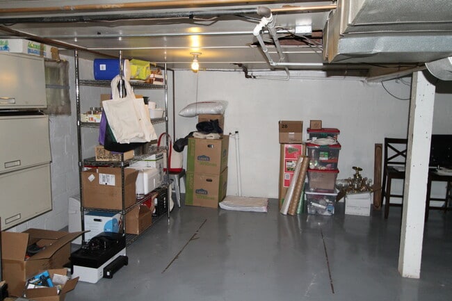 Building Photo - Beautiful 2-bedroom Charmer in Aksarben