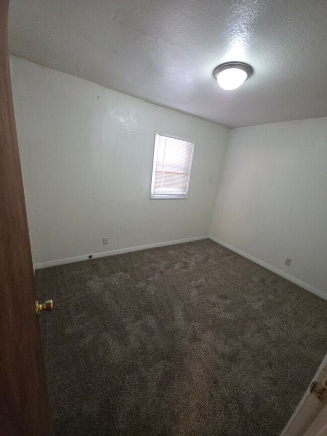 Building Photo - 1355 Elm Ave